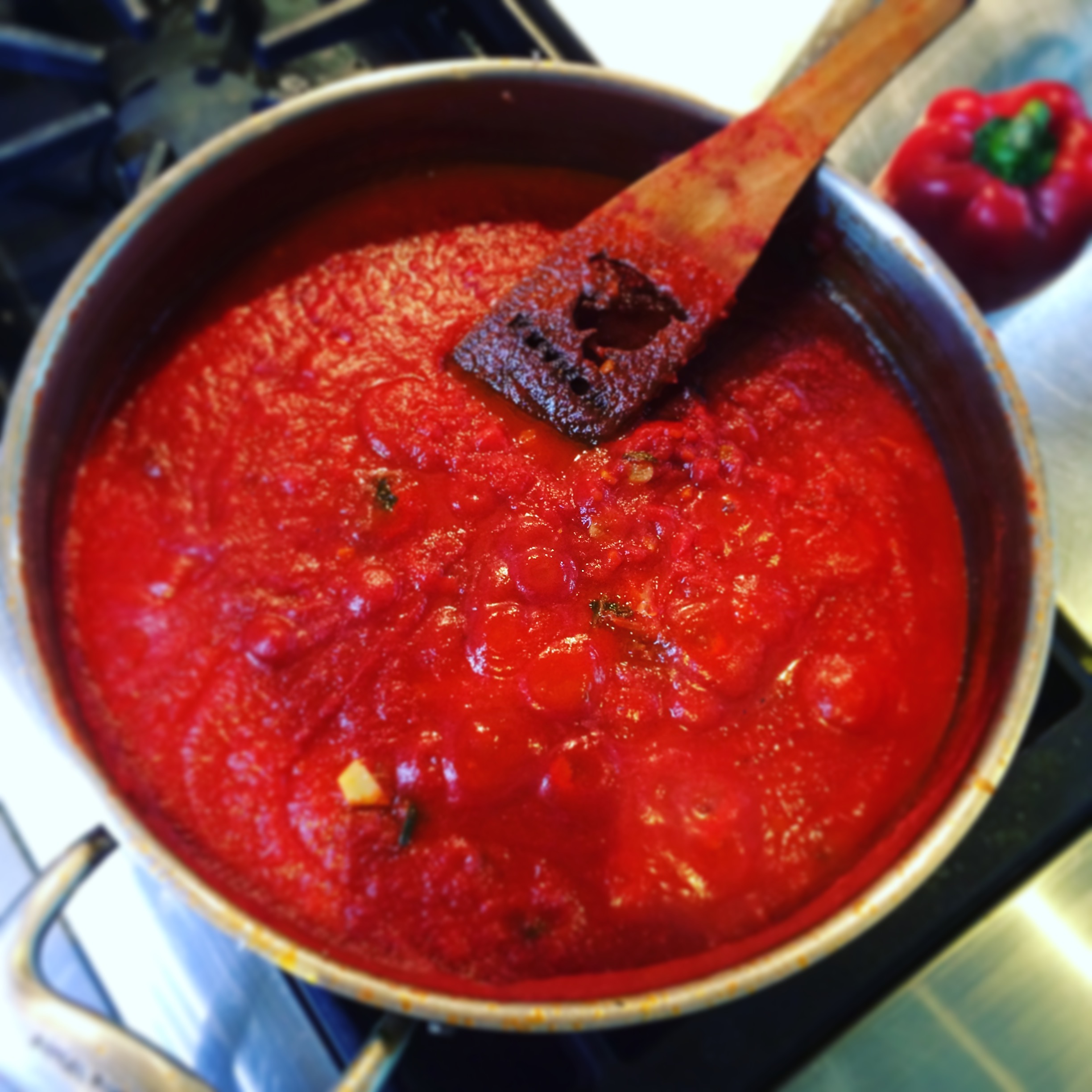 Sugo al pomodoro classico (classic tomato pasta sauce) - senza soffritto